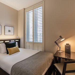 Zimmer mit Kingsize-Bett